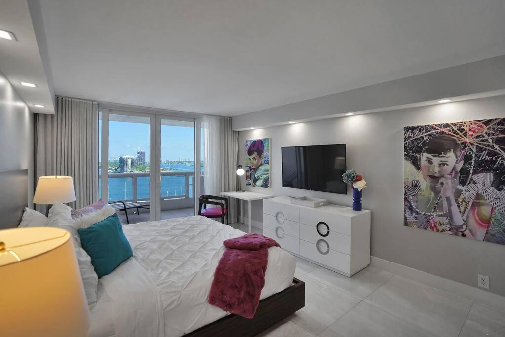 A Wave From It All! Direct Water Views! Apartment Miami